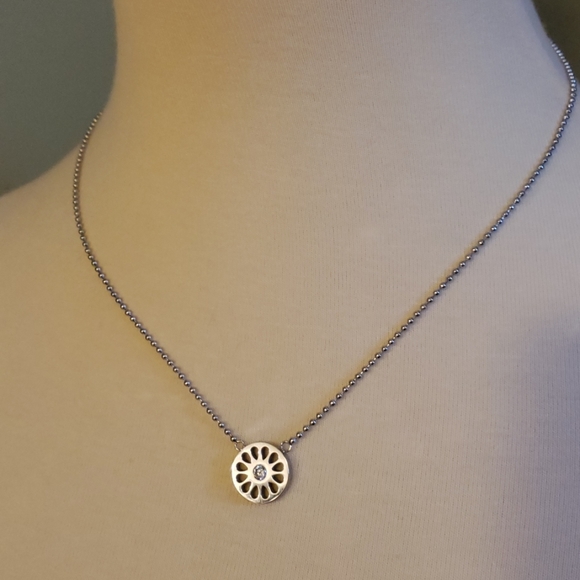 Beautiful flower Necklace - Picture 2 of 2